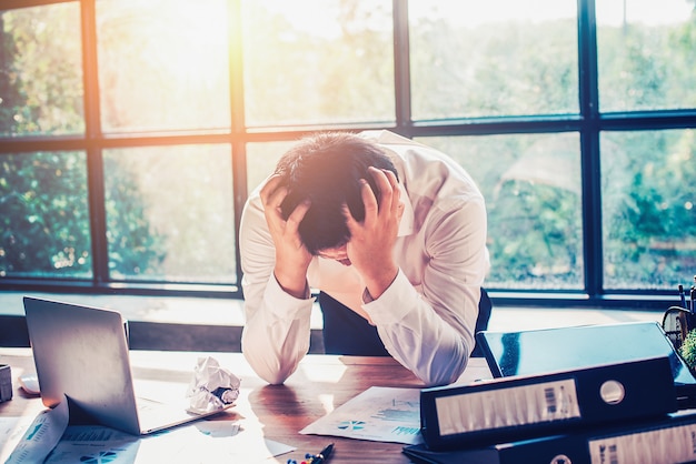 Empresários estão estressados com o trabalho no escritório.