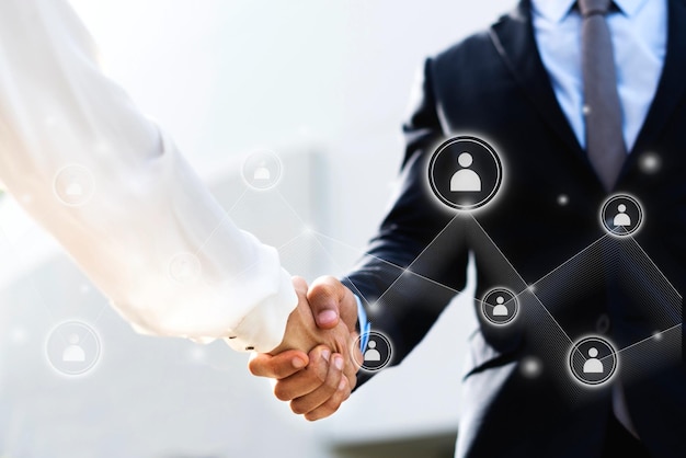 Empresarios estrechando la mano para un acuerdo