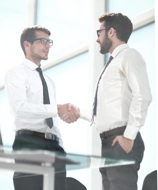 Foto empresarios estrechándose la mano