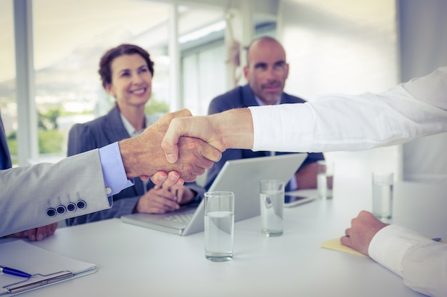 Foto empresarios estrecharme la mano en la entrevista