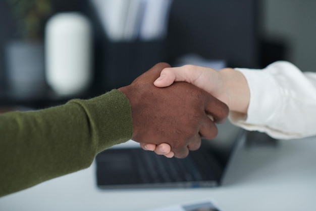 Empresarios estrecharme la mano en la reunión