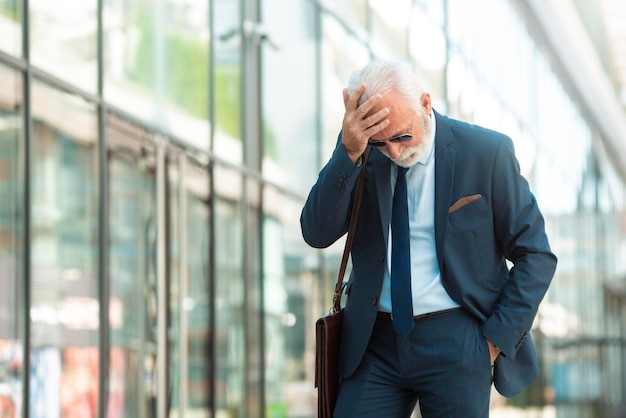 Empresários estressados andando ao ar livre Empresários sênior com problemas no trabalho