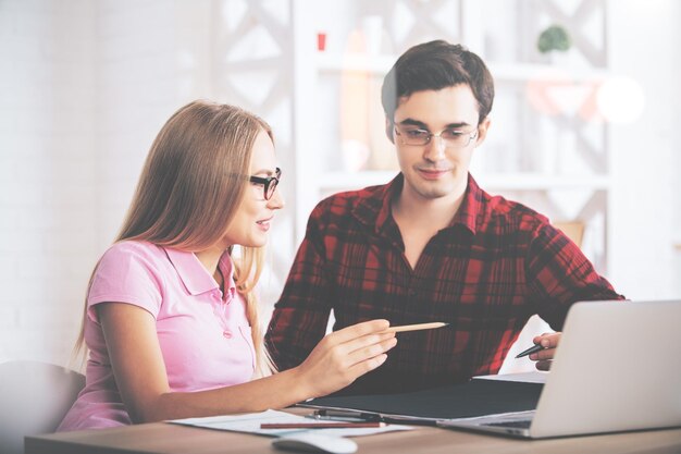 Empresarios europeos trabajando en proyecto