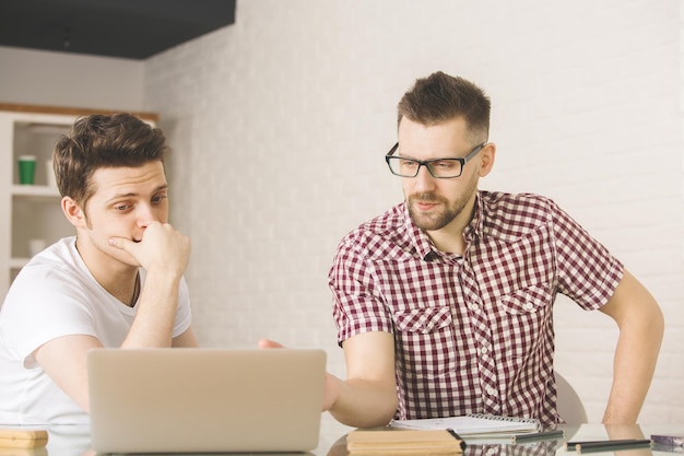 Empresarios europeos trabajando en proyecto