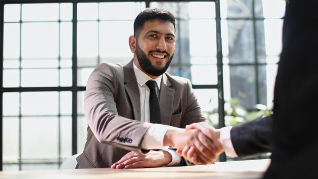 Empresarios exitosos estrechando la mano después de un buen trato