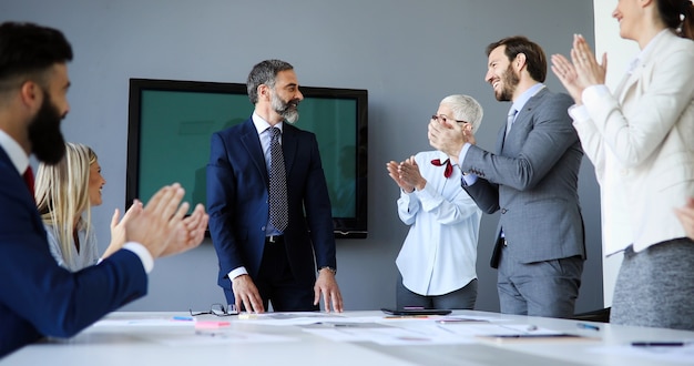 Los empresarios exitosos y la gente de negocios alcanzan sus metas.