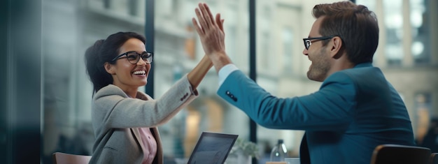 Foto empresarios exitosos que se dan el uno al otro