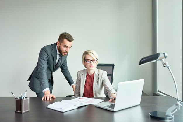 Empresarios exitosos trabajando en oficina