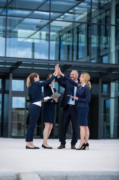 Empresarios felices dando cinco altos el uno al otro