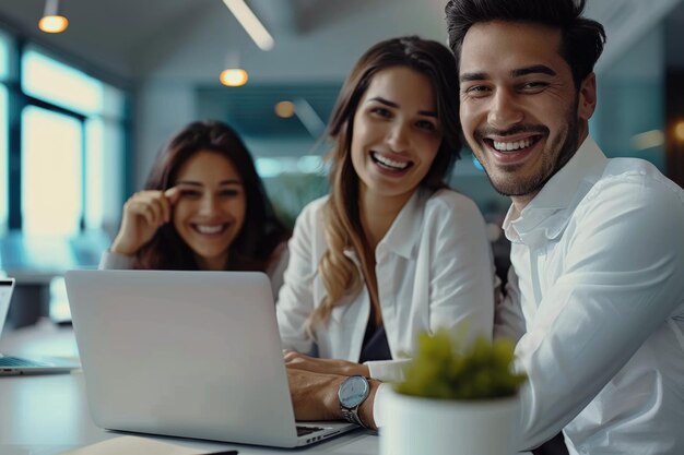 Empresarios felices trabajando en portátiles en oficinas modernas