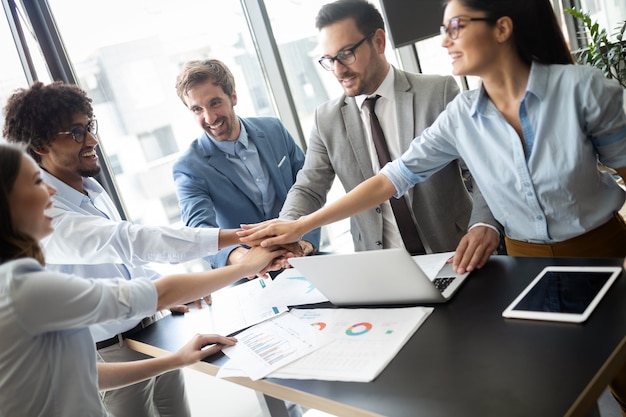 Empresários felizes comemorando o sucesso na empresa moderna