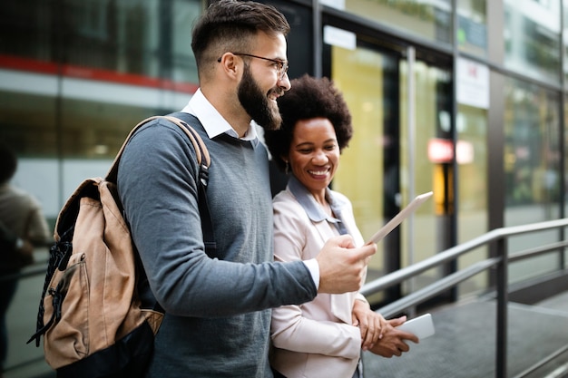 Empresários felizes, estudantes se divertindo, sorrindo, conversando na cidade