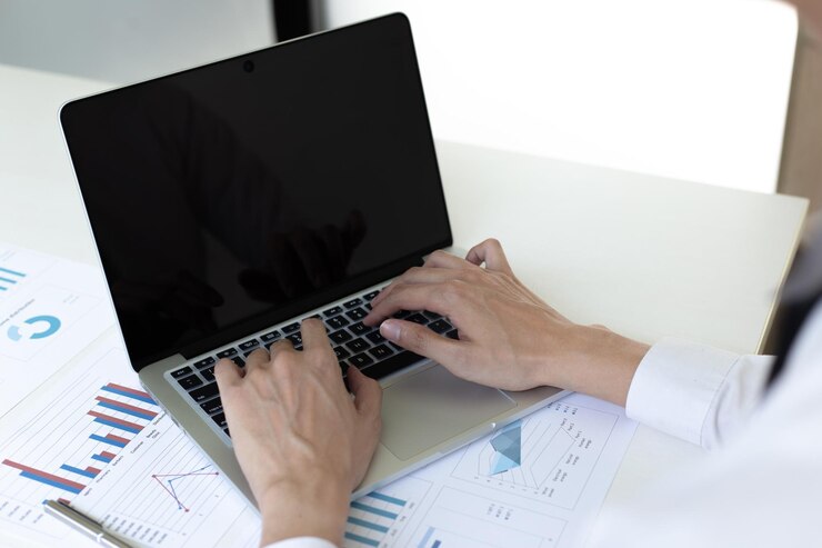 Foto los empresarios financieros usan computadoras portátiles para analizar estrategias de marketing y bienes raíces