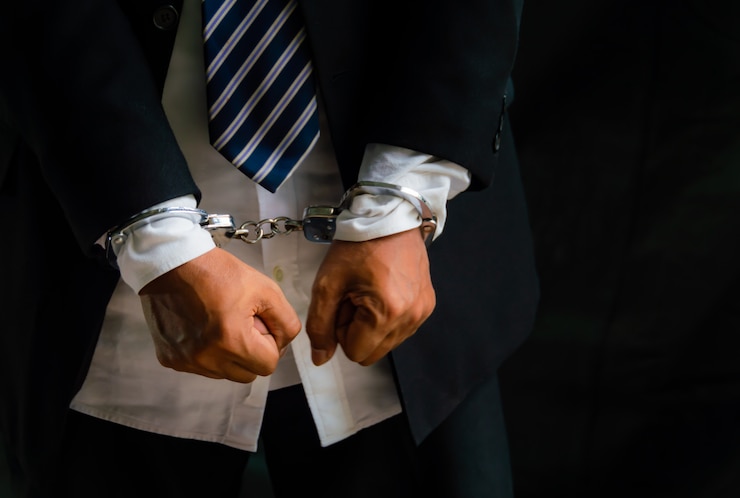 Foto empresários foram presos e algemados porque fazem negócios ilegais.
