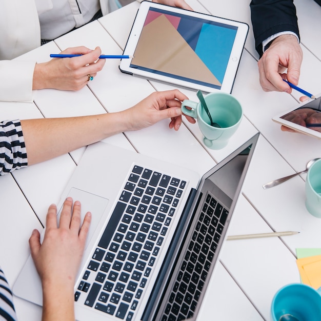 Foto empresarios con gadgets en el escritorio