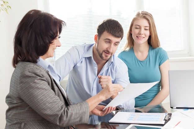 Empresarios groung discutiendo algo en la reunión