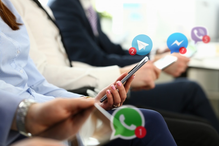 Foto empresarios del grupo tienen dispositivo móvil
