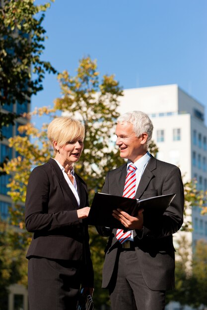 Empresarios hablando al aire libre