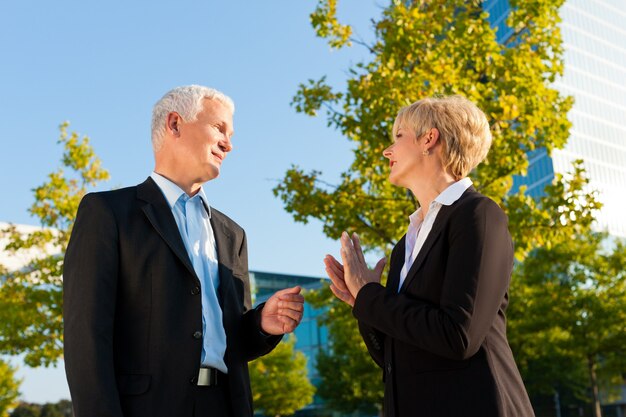 Empresarios hablando al aire libre