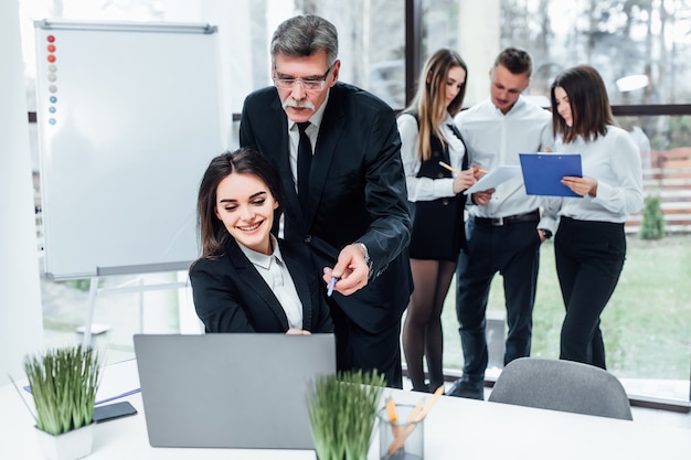 Empresarios hablando entre ellos en la oficina una reunión