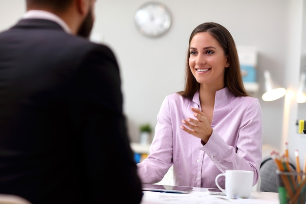 empresarios hablando en la oficina