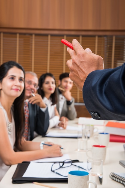 Foto empresários indianos asiáticos ou cultura corporativa e conceito de trabalho no escritório com laptop, papéis, reuniões, apresentações e discussões