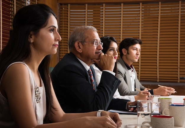 Foto empresários indianos asiáticos ou cultura corporativa e conceito de trabalho no escritório com laptop, papéis, reuniões, apresentações e discussões