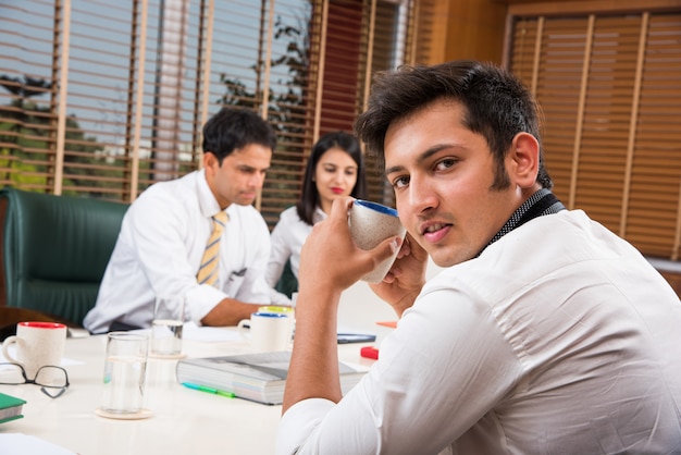 Empresários indianos asiáticos ou cultura corporativa e conceito de trabalho no escritório com laptop, papéis, reuniões, apresentações e discussões