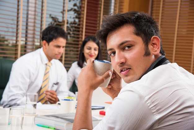 Empresários indianos asiáticos ou cultura corporativa e conceito de trabalho no escritório com laptop, papéis, reuniões, apresentações e discussões