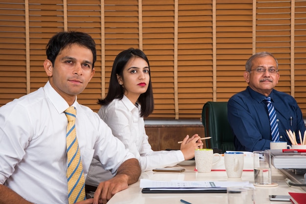Empresários indianos asiáticos ou cultura corporativa e conceito de trabalho no escritório com laptop, papéis, reuniões, apresentações e discussões