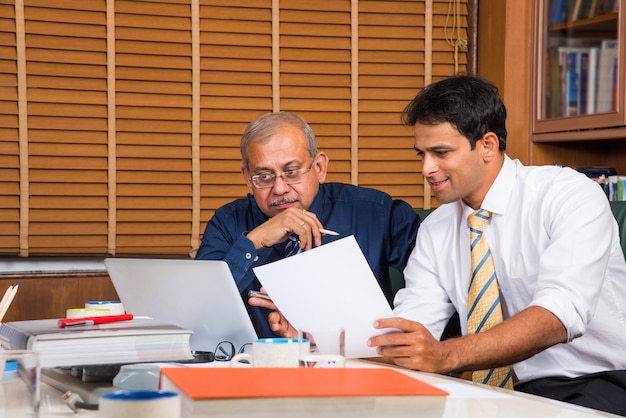 Empresários indianos asiáticos ou cultura corporativa e conceito de trabalho no escritório com laptop, papéis, reuniões, apresentações e discussões