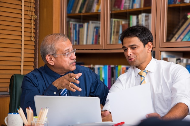 Empresários indianos asiáticos ou cultura corporativa e conceito de trabalho no escritório com laptop, papéis, reuniões, apresentações e discussões