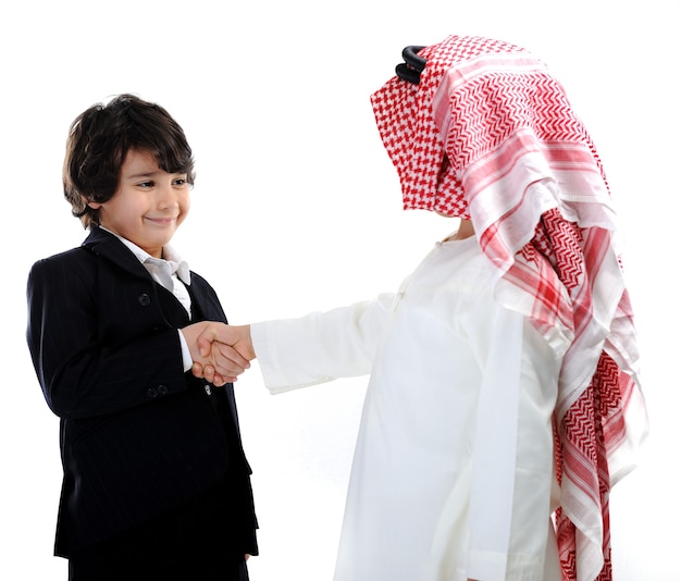 Empresários infantis do Oriente Médio e da Europa fechando negócios