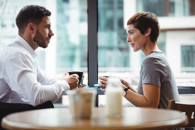 Empresários interagindo enquanto tomando café