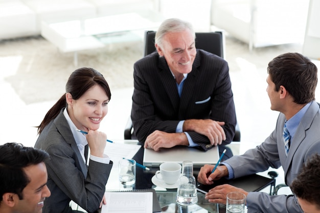 Empresarios internacionales discutiendo un plan de negocios