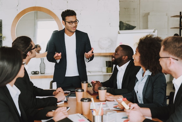 Empresarios interraciales en reunión en la oficina