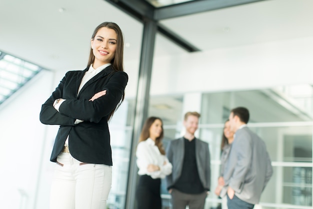 Empresários jovens modernos no escritório