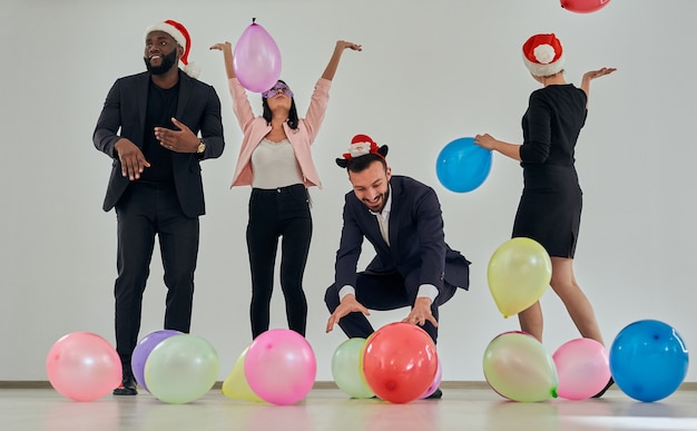 Los empresarios jugando con globos.