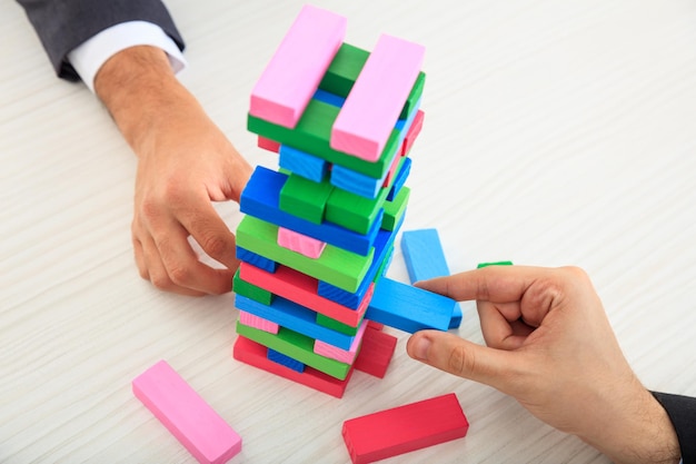 Empresarios jugando juego de bloques de madera