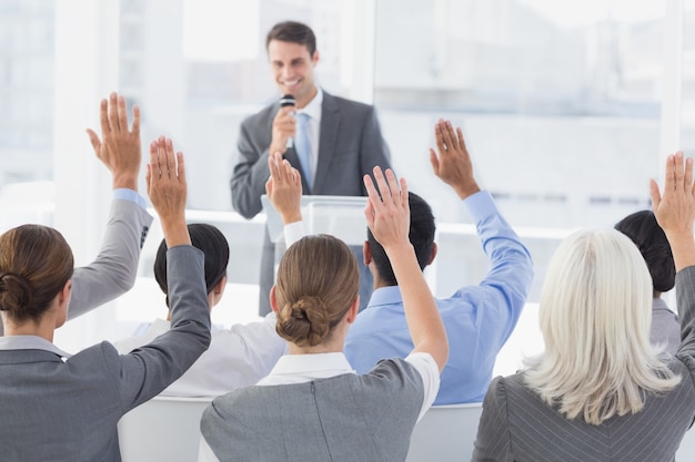 Empresarios levantando sus brazos durante la reunión