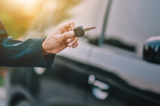 Foto empresarios con llave en el coche