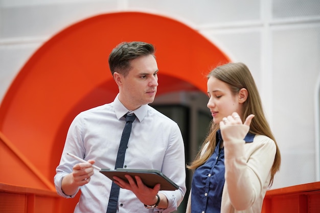 Los empresarios en el lugar de trabajo están discutiendo una estrategia de trabajo para hacer negocios