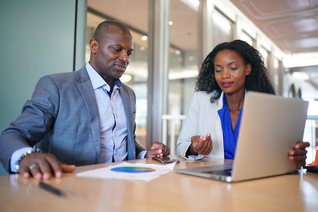 Los empresarios en el lugar de trabajo están discutiendo una estrategia de trabajo para hacer negocios