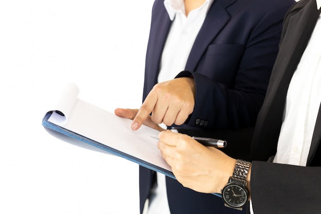 Foto los empresarios una mano de la persona que señala el documento y otro contrato de firma.