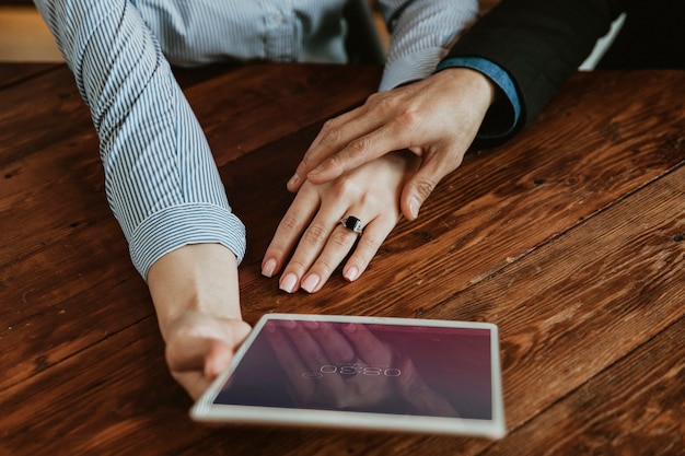 Empresarios con una maqueta de tableta digital