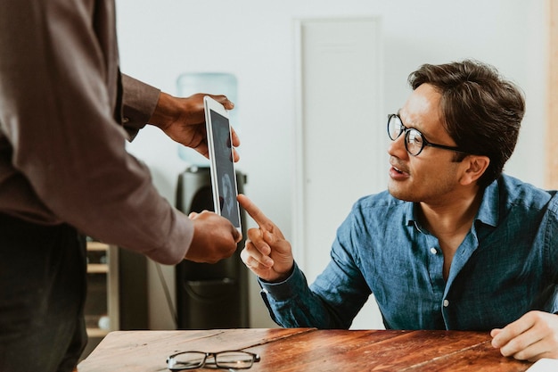 Empresarios con una maqueta de tableta digital.