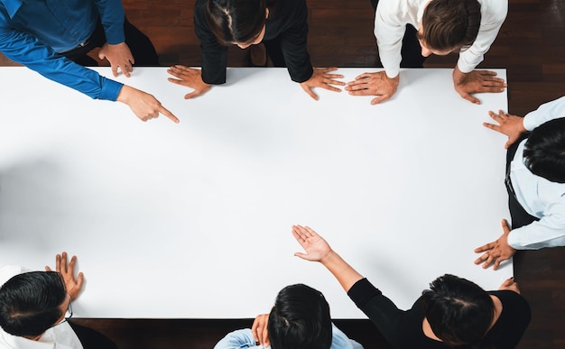 Empresarios en la mesa de reuniones señalando al espacio vacío Prudente