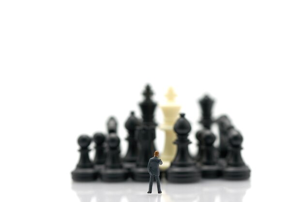 Empresarios miniatura personas de pie Chess Analysis