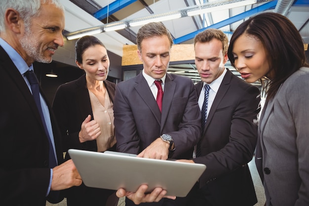 empresarios mirando portátil