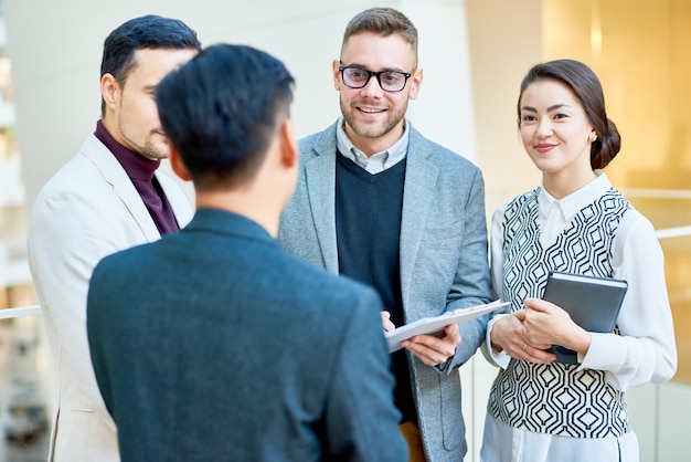 Empresarios modernos discutiendo el trabajo